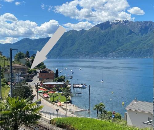 Blick auf einen Wasserkörper mit Bergen in der Unterkunft Casa Lido San Nazzaro in San Nazzaro