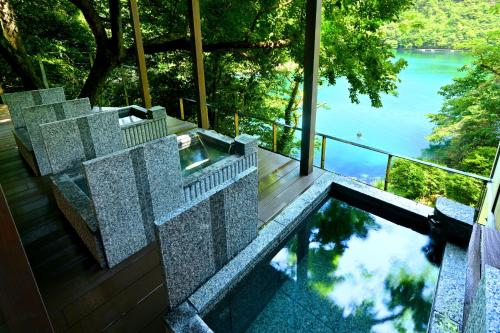 小木にあるNoto Hyakurakusouのプール付きの家で、水辺の景色を望めます。