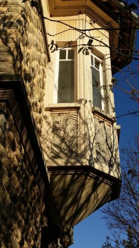 a window on the side of a stone building at Le Castel Guesthouse in Bayeux