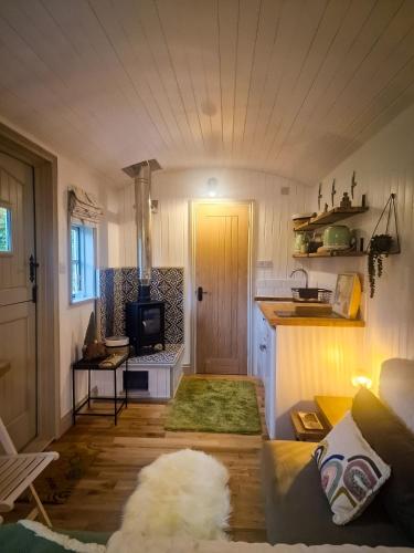 Η κουζίνα ή μικρή κουζίνα στο Unique Retreat Shepherd's Hut