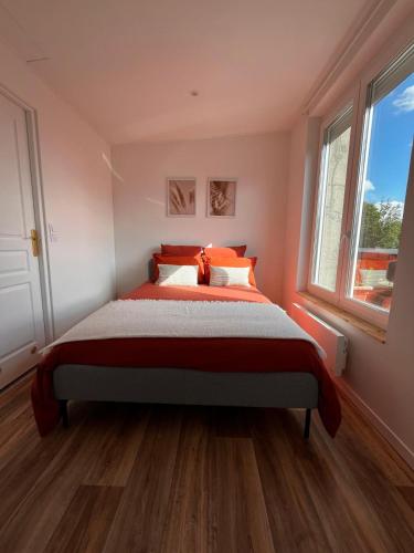 une chambre avec un lit dans une pièce avec une fenêtre dans l'établissement Studio -La madeleine- proche Gares de Lille, à Lille