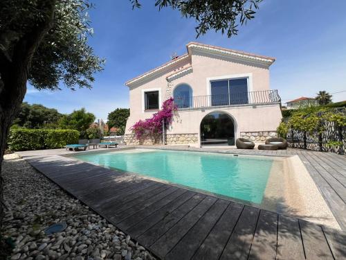 une villa avec piscine devant une maison dans l'établissement Superbe villa piscine proche ville et mer au calme, à Nice