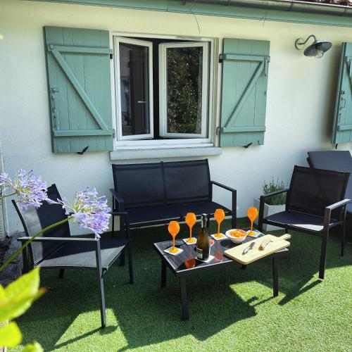 - une terrasse avec 2 chaises et une table avec des boissons dans l'établissement La Petite Suzette, à 2min à pied de la plage !, à Lanton