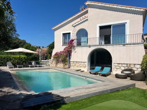 Superbe villa piscine proche ville et mer au calme