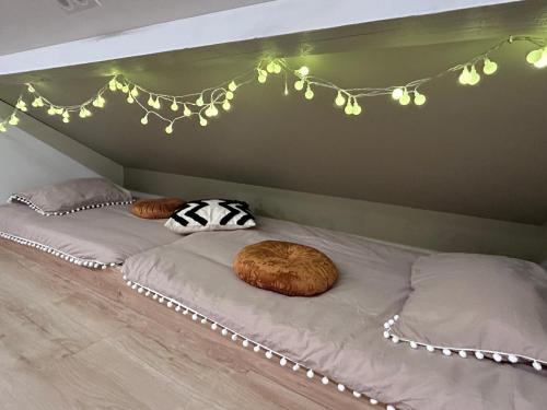 - 2 lits dans une chambre avec des lumières sur le mur dans l'établissement Appartement cosy à 10 minutes de Gérardmer, à Gerbépal