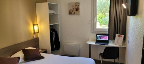 Una televisión o centro de entretenimiento en Fasthôtel Périgueux - Un Hôtel FH Confort