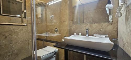 Bilik mandi di Cross Roads Inn