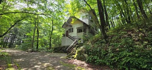 Oak Villa Nasu 抜群のプライベート空間 100インチ映像 轟音サウンド 人工芝デッキ في ناسو: منزل على تلة في الغابة