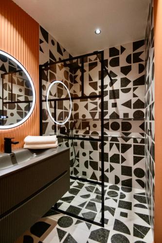 une salle de bain avec douche et lavabo dans l'établissement Nice Mer & Cours Saleya Serenity Luxury - 2 suites, à Nice