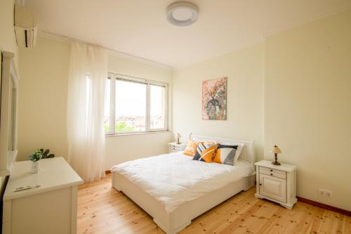 Un pat sau paturi într-o cameră la A luxurious 2 bedroom apartment in center Sofia