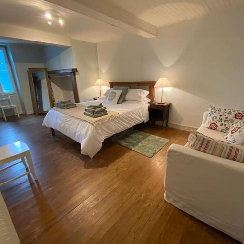 une grande chambre avec deux lits et un canapé dans l'établissement Cute 2 bed cottage - Fources, Gascony, à Fourcès