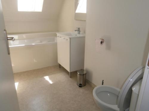 une salle de bain avec toilettes et lavabo dans l'établissement La bisolière - Proche Mont Saint Michel, à Précey