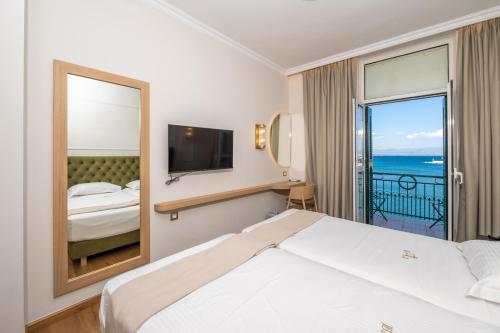 Postel nebo postele na pokoji v ubytování Aktaion City Hotel