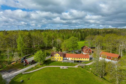 an aerial view of a house with a yard at Marsbäckens lägergård in Västervik