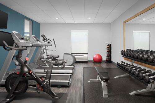 Fitness centrum a/nebo fitness zařízení v ubytování Hampton Inn Dandridge