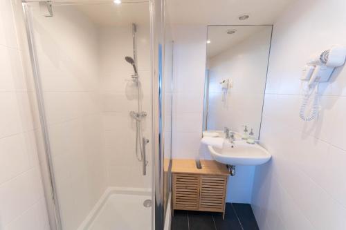 une salle de bain avec douche et lavabo dans l'établissement Loft bord de mer, Marina baie des anges, à Villeneuve-Loubet