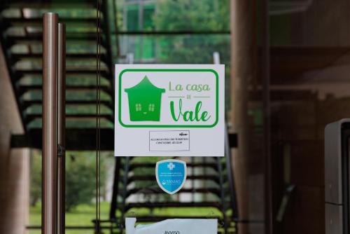 a sign that reads ios use vale on a window at La Casa di Vale Muse in Trento