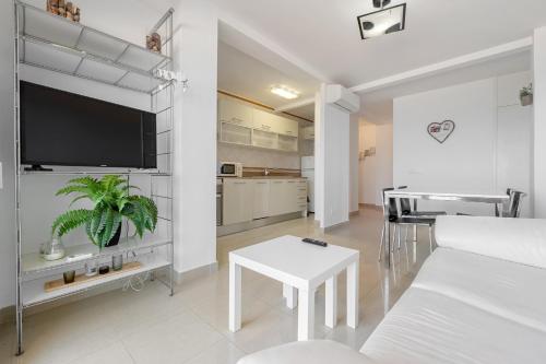 TV a/nebo společenská místnost v ubytování Hauzify I Apartament Cannes