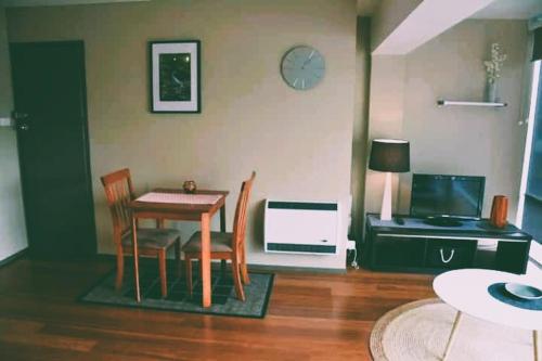 Μια τηλεόραση ή/και κέντρο ψυχαγωγίας στο Modern 1 bed-walk Casino riverfront 5 mins to CBD