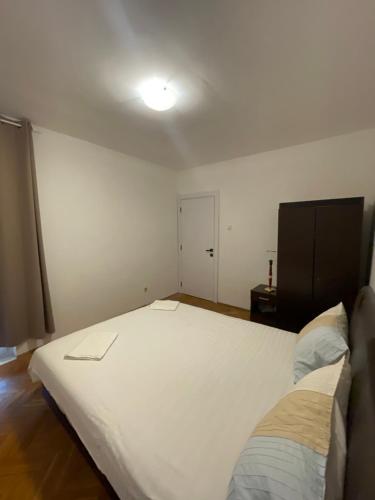 Ένα ή περισσότερα κρεβάτια σε δωμάτιο στο Soba sa zajednickim kupatilom