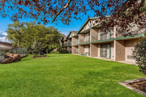 an empty yard in front of a building at Quality Inn Payson in Payson