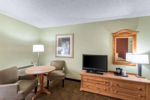 a hotel room with a television and a table and chairs at Quality Inn Payson in Payson