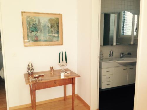 cocina con mesa y fregadero en AVLiving City FLAT Basel with Roof Garden, en Basilea