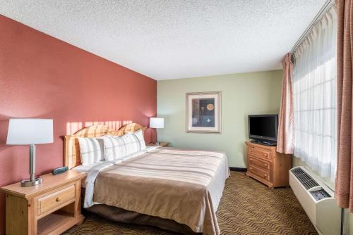a bedroom with a large bed and a television at Quality Inn Payson in Payson
