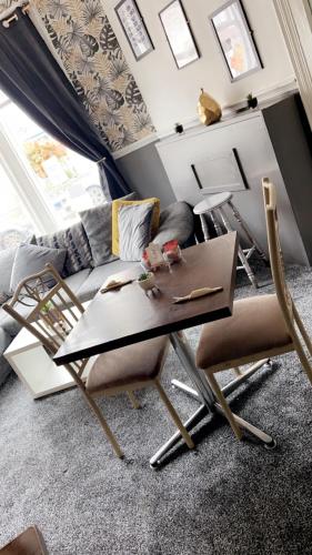 Χώρος καθιστικού στο MyRoomz Golden Strand Hotel