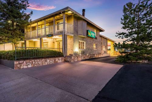 a building with a balcony on the front of it at Quality Inn Payson in Payson