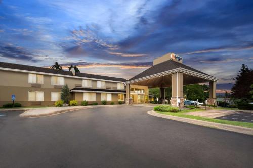 a hotel with a parking lot in front of it at Comfort Inn Duluth West in Duluth