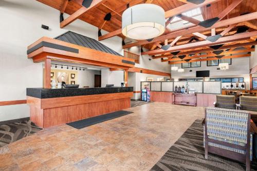 a large lobby with a bar and a restaurant at Comfort Inn Duluth West in Duluth