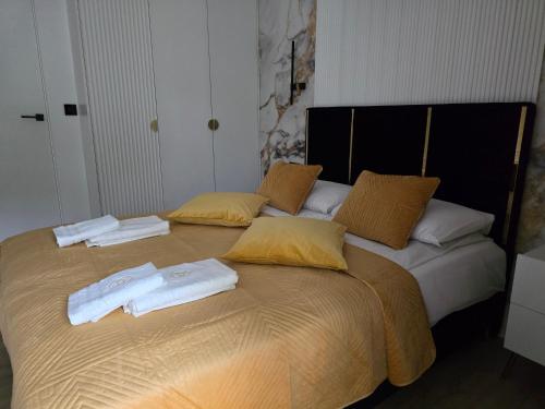 Ένα ή περισσότερα κρεβάτια σε δωμάτιο στο Apartament Stone Hill z basenem i widokiem na góry