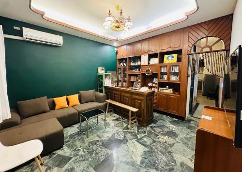 un soggiorno con un divano e un tavolo di Liu Xu Homestay ll a Tainan