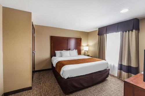 Voodi või voodid majutusasutuse Comfort Suites Yukon - SW Oklahoma City toas
