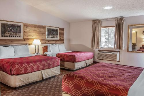 Postel nebo postele na pokoji v ubytování Econo Lodge Inn & Suites Madras