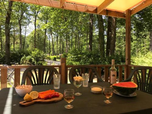 - une table avec de la nourriture et une bouteille de vin dans l'établissement Magnifique mobil-home ensoleillé 6 couchages à une heure de Paris, à Saint-Chéron