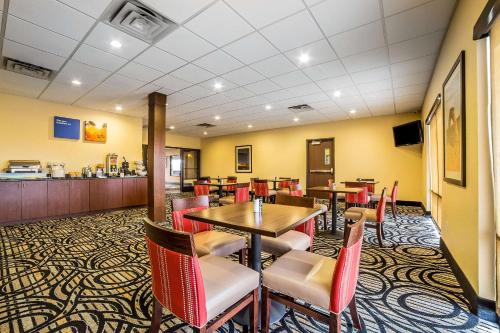 TV a/nebo společenská místnost v ubytování Comfort Inn Ballard-Roosevelt