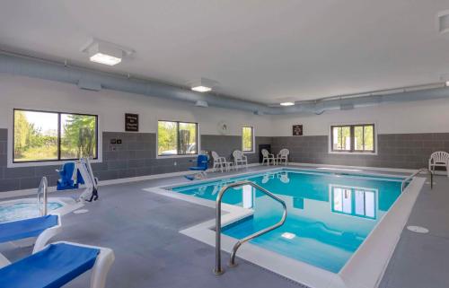 a large swimming pool in a large room at Sleep Inn & Suites near Fort Gregg-Adams in Riverdale
