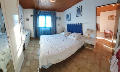 une chambre avec un grand lit et une salle de bain dans l'établissement Appt cosy rez de villa, à Furiani