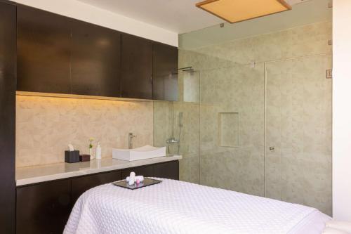 Ένα μπάνιο στο DoubleTree by Hilton Mazatlan, SIN