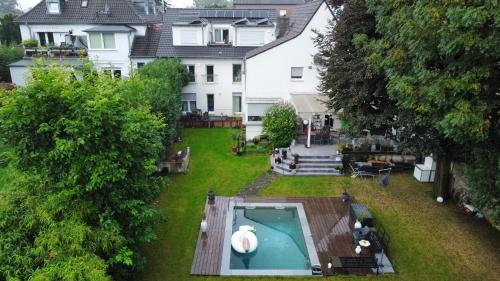 an aerial view of a backyard with a swimming pool at Moers City Apartments OG in Moers