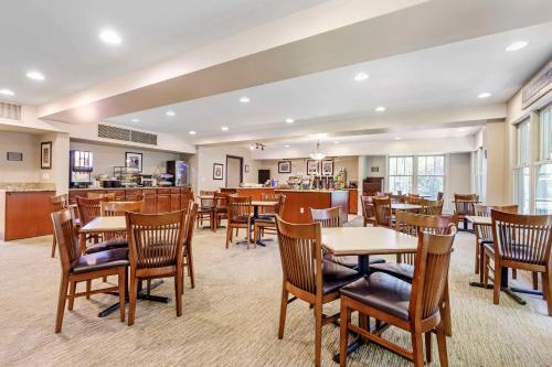 a restaurant with tables and chairs and a bar at Country Inn & Suites by Radisson, Annapolis, MD in Annapolis