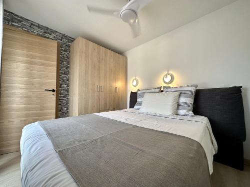 Giường trong phòng chung tại PLAGE porte Hermes Frejus avec Parking