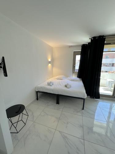 une chambre avec un lit dans une pièce avec une fenêtre dans l'établissement Résidence Graziella Studio 604, à Juan-les-Pins