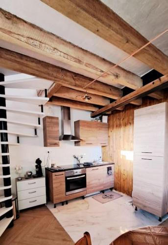 une cuisine avec un évier et une cuisinière dans l'établissement Maison de campagne en duplex, à Draché