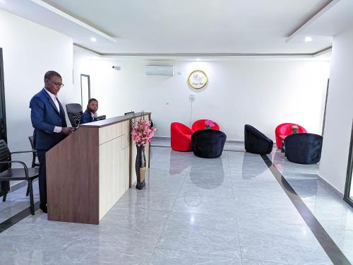 Ο χώρος του λόμπι ή της ρεσεψιόν στο Hotel lewegri