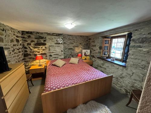 En eller flere senge i et værelse på Abri des Cimes, dormire tra pietra e legno CIR 0124