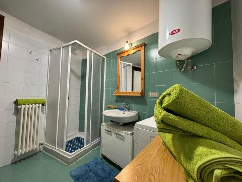 Et badeværelse på Abri des Cimes, dormire tra pietra e legno CIR 0124