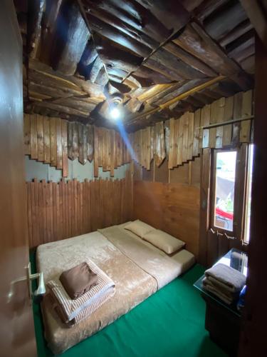 Ένα ή περισσότερα κρεβάτια σε δωμάτιο στο Rumah Kayu Tanjakan